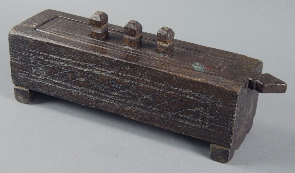 Decorative Oak Chip-Carved Box (1 of 2)