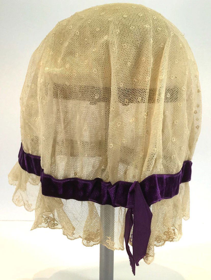 Antique lace hat bonnet. (1 of 13)