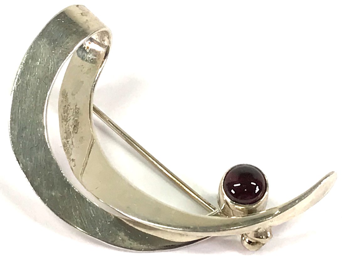 Vintage Modernist Style Garnet Sterling Silver Pin Brooch.: Vintage Modernist Style Garnet Sterling Silver Pin Brooch. Marked 925 PM-60. For measures please refer to the picture taken with a measuring tape. Weight: 5.91 Grams. This is a NO RESERVE AUCTION: the
