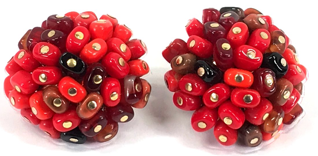 Vintage Alice Caviness reddish glass beads clip earrings: Vintage Alice Caviness reddish glass wired beads goldtone metal clip earrings. Signed. For measures please refer to the picture taken with a measuring tape. Weight: 21 Grams. We do not offer internati