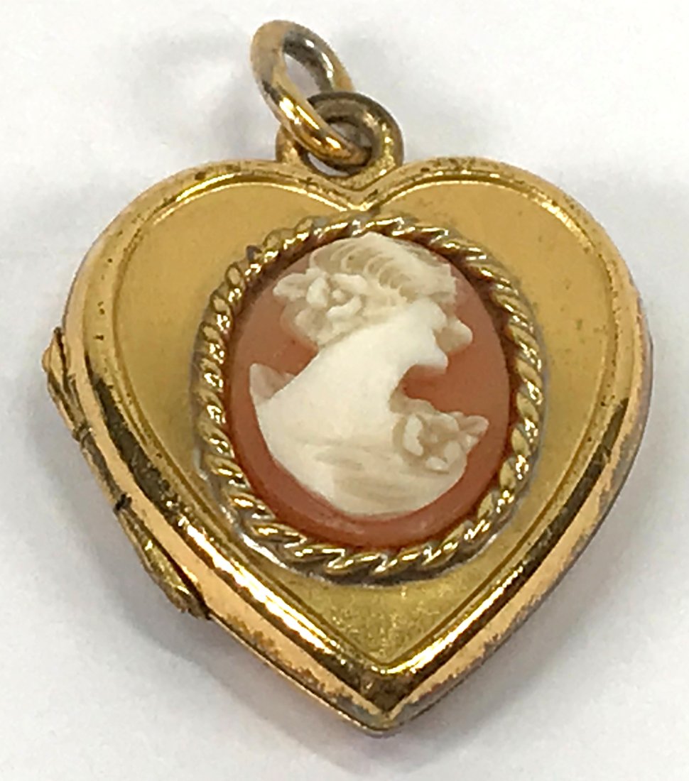 Vintage shell cameo goldtone metal sweetheart locket pendant: Vintage shell cameo woman sweetheart goldtone metal heart shaped locket pendant. For measures please refer to the picture taken with a measuring tape. Weight: 6 Grams. This is a NO RESERVE AUCTION: th