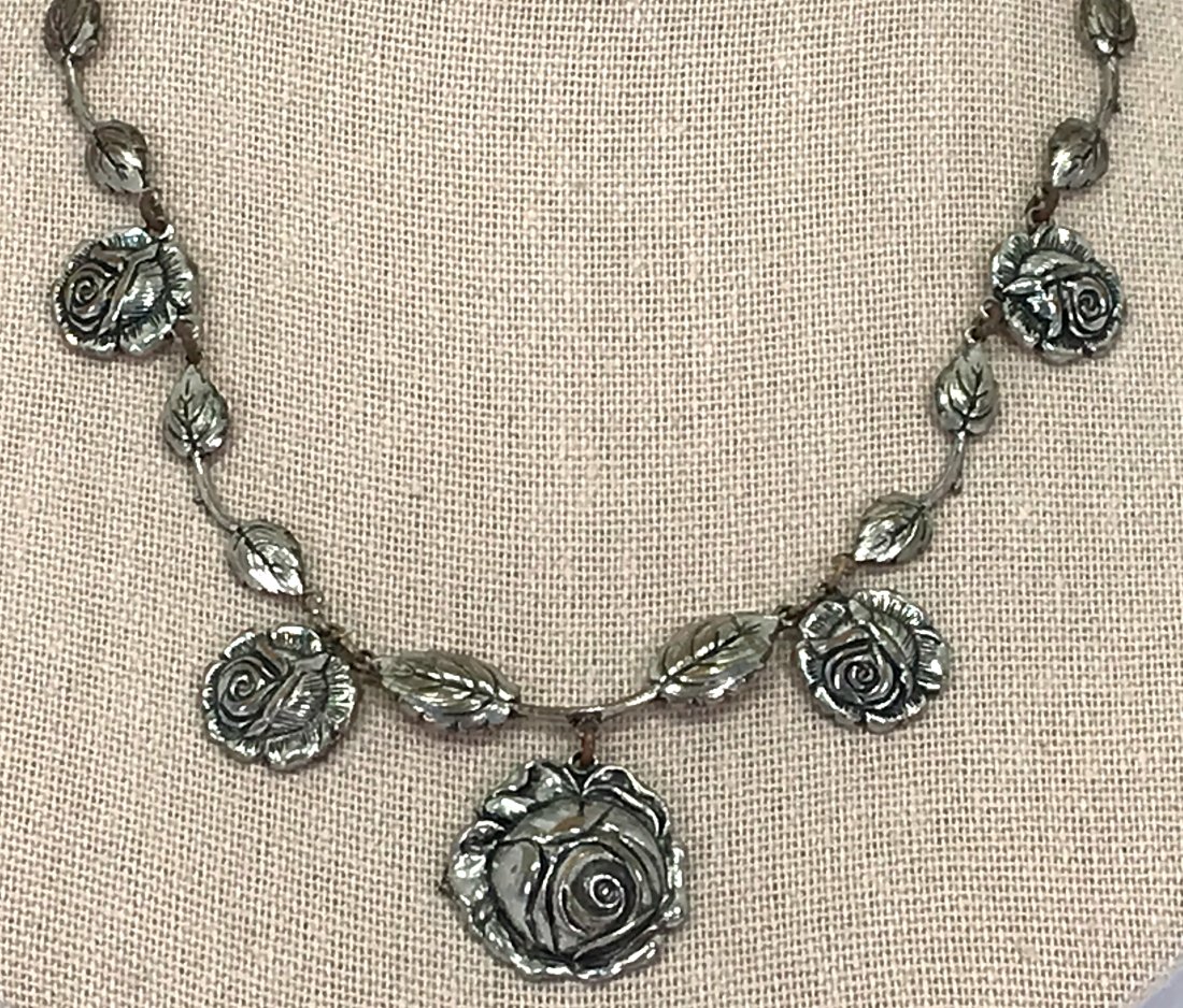 Antique art deco dangling flowers & leaves silvertone collar necklace .: Antique art deco dangling flowers & leaves chain strap silvertone metal collar necklace. It measures around 16 inches long. For measures please refer to the picture taken with a measuring tape. Weight