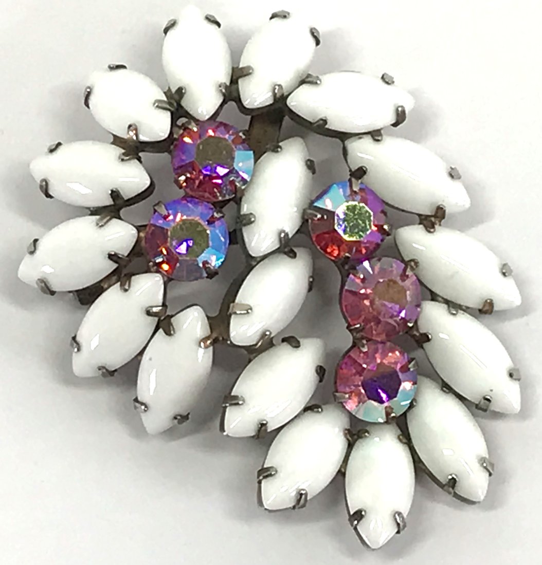 Vintage Juliana style AB crystals & milky glass brooch: Vintage Juliana style AB crystals & milky white glass cabs dart silvertoned metal pin brooch. Unmarked, For measures please refer to the picture taken with a measuring tape. Weight: 22 Grams. This is 