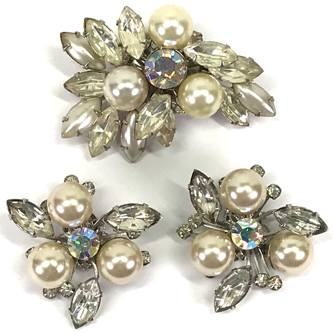 Vintage Judy Lee AB crystals & faux pearls silvertone metal pin brooch & matching clip earrings.: Vintage Judy Lee AB crystals & faux pearls silvertone metal pin brooch & matching clip earrings. The brooch is unmarked and the earrings are marked Judy Lee. For measures please refer to the picture t