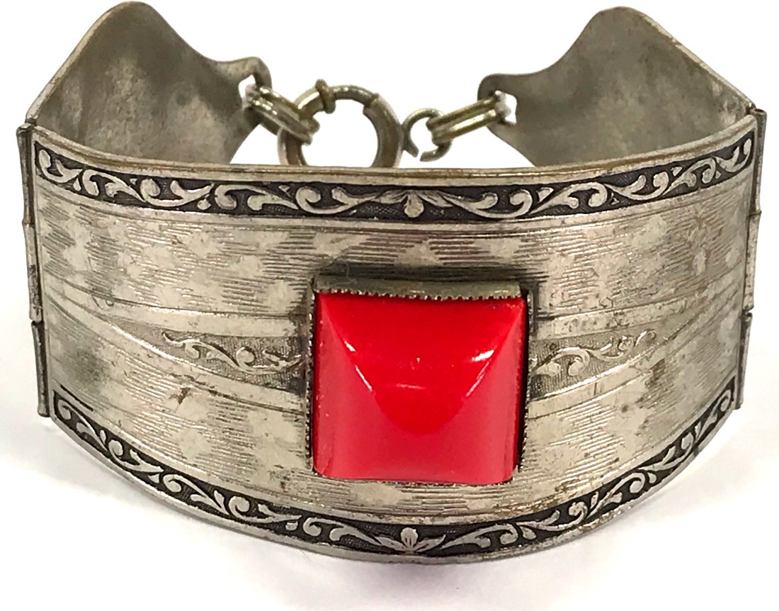 ntique art deco Bengel Style red glass double hinge bracelet: Antique art deco Bengel Style red glass black accents silvertone metal double hinge bracelet. Probably German, unmarked. Interior circumference is around 6 1/4 inches For measures please refer to the 