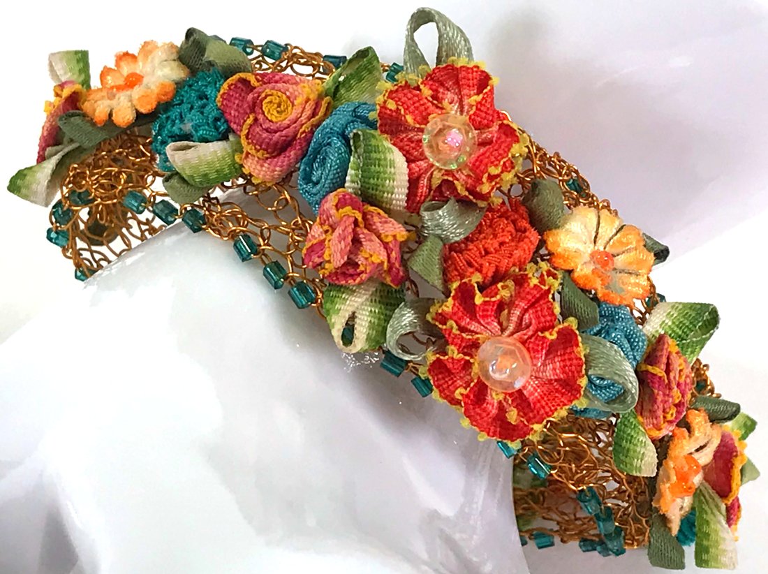 Lisa Toland Ribbonwork Flowers Glass Beaded Mesh Bracelet: Vintage Lisa Toland Color Ribbonwork Flowers Glass Beaded Goldtone Metal Wired Mesh Bracelet. Marked. For measures please refer to the picture taken with ameasuring tape. Weight: 13 Grams. This is a N