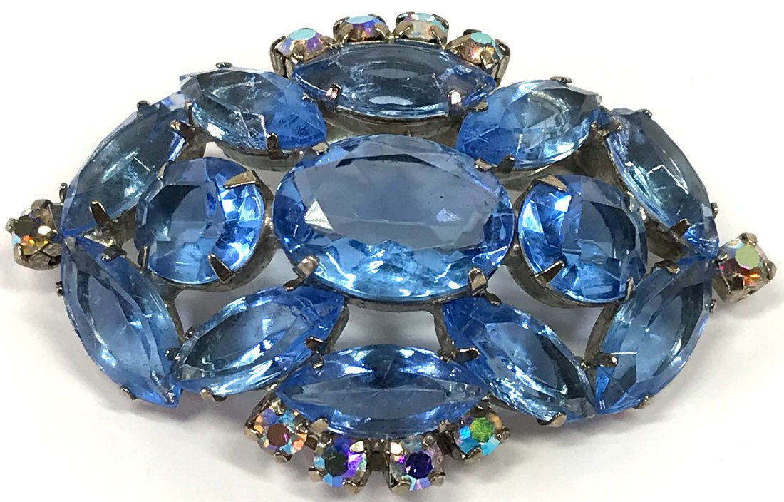 Vintage open back faceted blue & AB crystals silvertone brooch: Vintage open back faceted blue & AB crystals silvertone metal pin brooch. Unmarked. For measures please refer to the picture taken with a measuring tape. Weight: 17 Grams. This is a NO RESERVE AUCTION