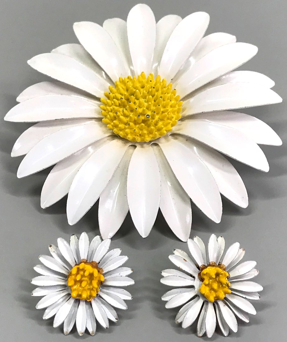 Vintage enamel daisy flower goldtone metal pin brooch & earrings set: Vintage white & yellow enamel daisy flower goldtone metal pin brooch & earrings set For measures please refer to the picture taken with a measuring tape. Weight: 37 Grams all. This is a NO RESERVE AUC