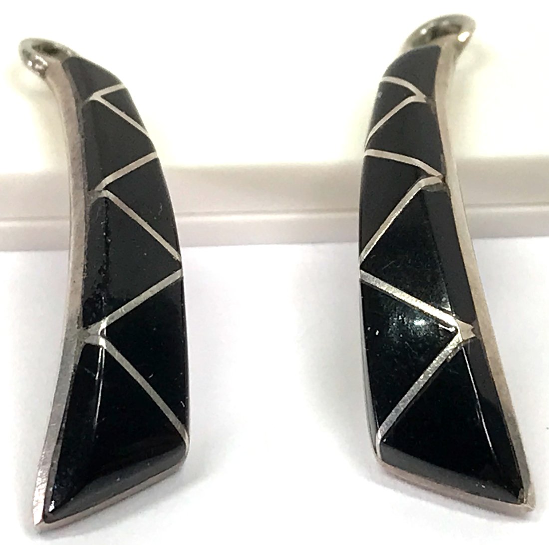 Vintage Eldred & Charlotte Seowtewa Zuni sterling inlaid black onyx stone earring"s jackets.: Vintage Eldred & Charlotte Seowtewa Zuni sterling inlaid black onyx stone earring"s jackets. Marked. Jackets only. For measures please refer to the picture taken with a measuring tape. Weight: 2.07 Gr