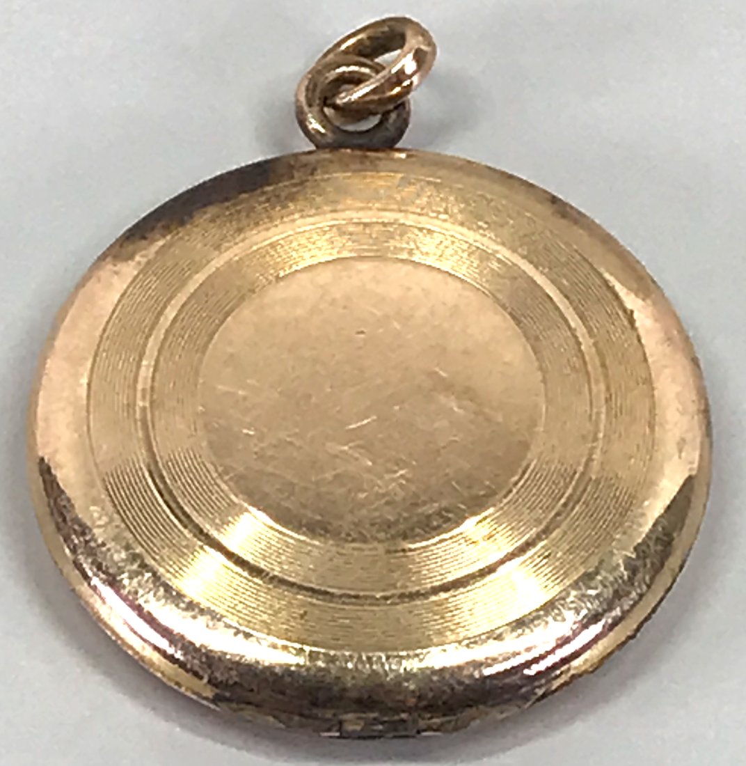 Vintage W&S Blackinton blank monogram space gold plated locket pendant.: Vintage W&S Blackinton blank monogram space gold plated locket pendant. Marked on the interior locket ring W&S B. For measures please refer to the picture taken with a measuring tape. Weight: 6 Grams.