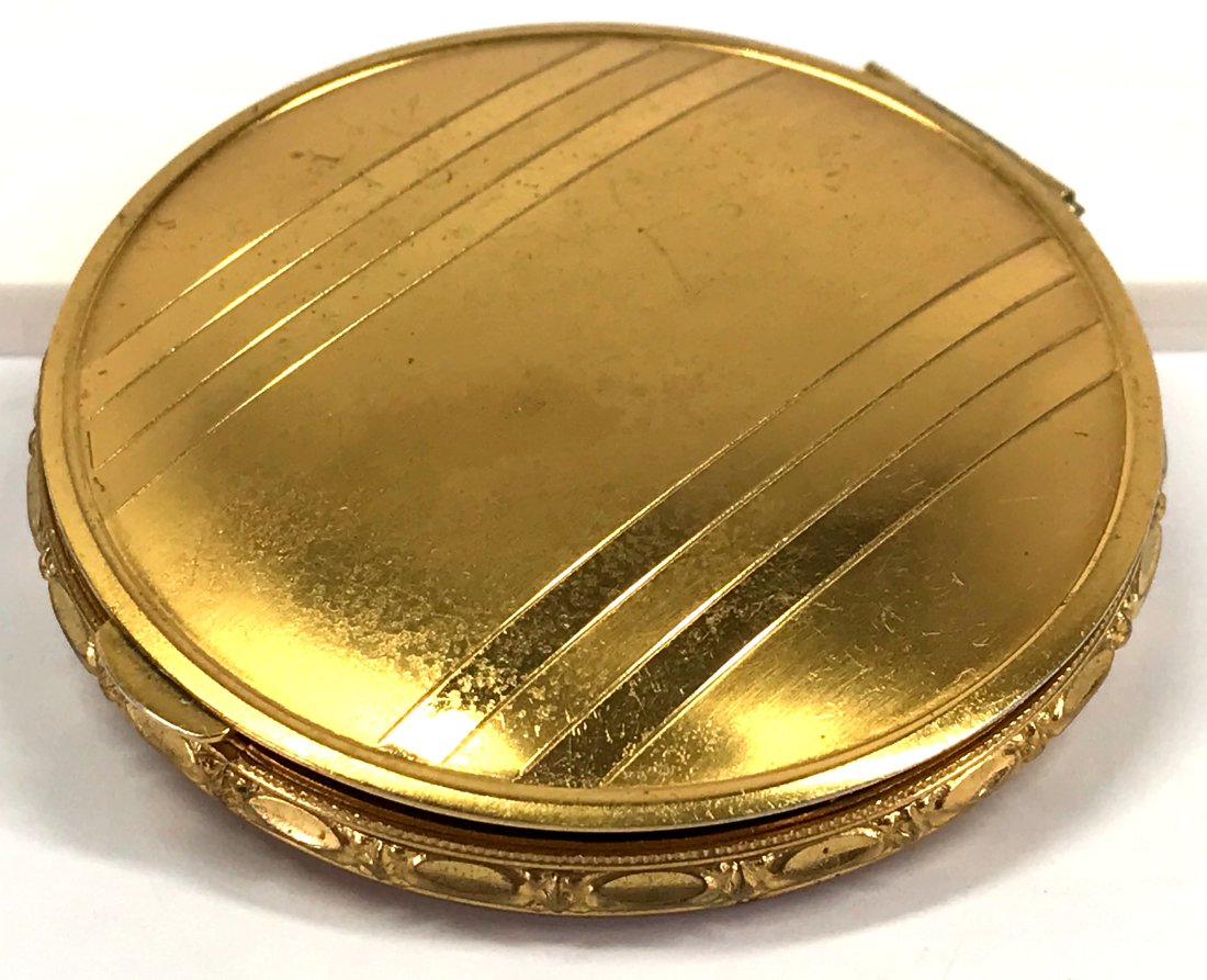 Vintage gold toned metal double powder compact.: Vintage gold toned metal double powder compact. For measures please refer to the pictures that were taken with a measuring tape. Weight: 50 Grams. This is a NO RESERVE AUCTION: there are no hidden or 
