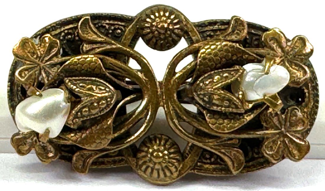 Vintage baroque pearls goldtone metal flowers pin brooch.: Vintage baroque pearls goldtone metal flowers pin brooch. Unmarked. For measures please refer to the pictures that were taken with a measuring tape. Weight: 8 Grams This is a NO RESERVE AUCTION: there