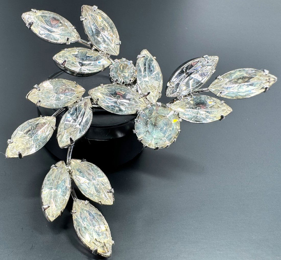 Vintage Juliana style clear crystals silvertone metal leaves pin brooch. (1 of 6)