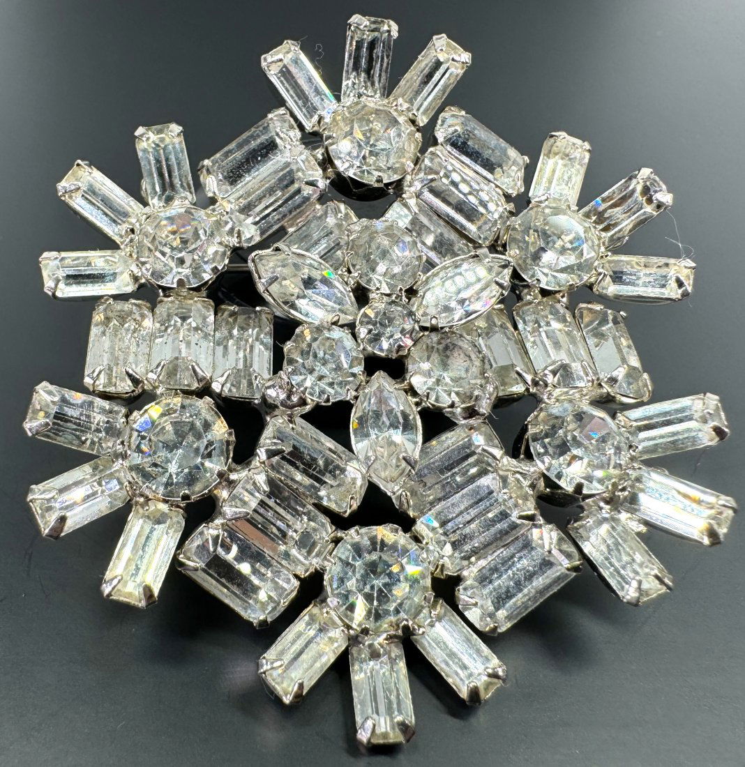 Vintage Juliana style clear crystals silvertone metal flowers large pin brooch.: Vintage Juliana style clear crystals silvertone metal flowers large pin brooch. Unmarked. For measures please refer to the pictures that were taken with a measuring tape. Weight: 25 Grams. This is a N