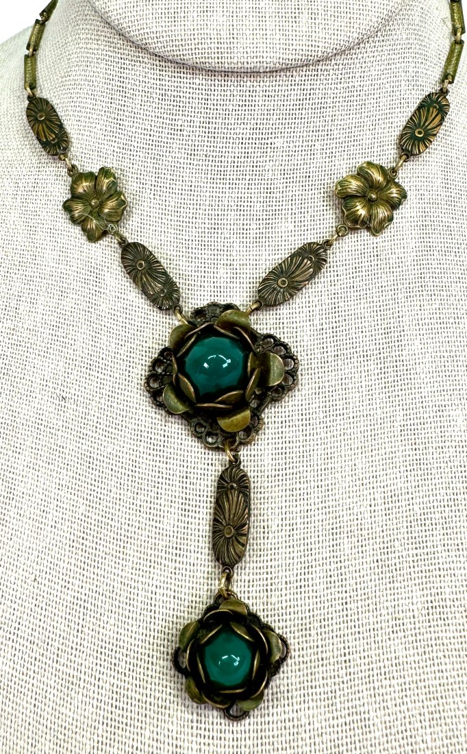 Antique Czech Art Deco green glass goldtone metal lavalier collar necklace.: Antique Czech Art Deco green glass goldtone metal lavalier collar necklace. Unmarked For measures please refer to the pictures that were taken with a measuring tape. Weight: 20 Grams . For measures pl