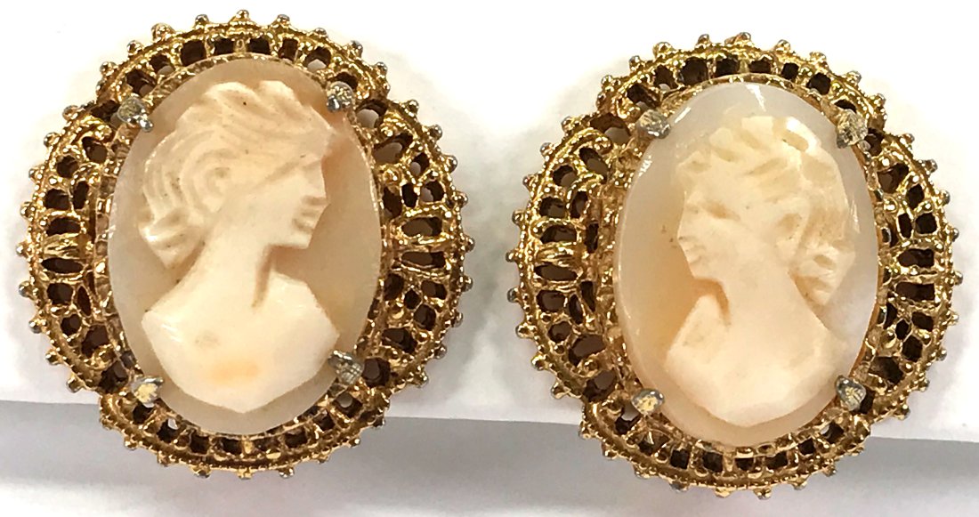 Vintage shell cameo filigree goldtone setting clip earrings: Vintage real shell cameo filigree goldtone metal setting clip earrings. For measures please refer to the picture taken with a measuring tape. Weight: 15 Grams. This is a NO RESERVE AUCTION: there are 