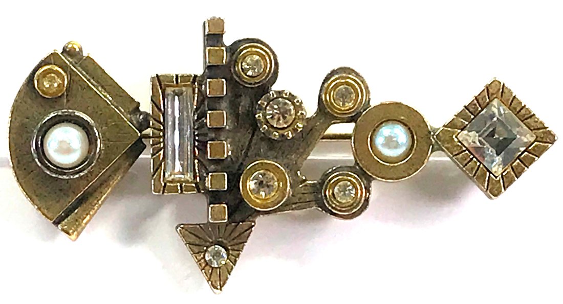 Vintage Patricia Locke Pearly & Crystals Goldtone Brooch.: Vintage Patricia Locke Pearly Cabs & Crystals Goldtone Metal Pin Brooch. Signed. For measures please refer to the picture taken with a measure tape. Weight: 15.76 Grams. This is a NO RESERVE AUCTION: 