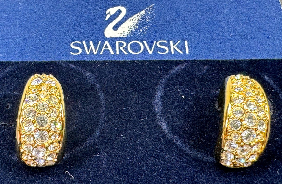 Vintage Swarovski clear rhinestones goldtone metal stud earrings in card. (1 of 6)