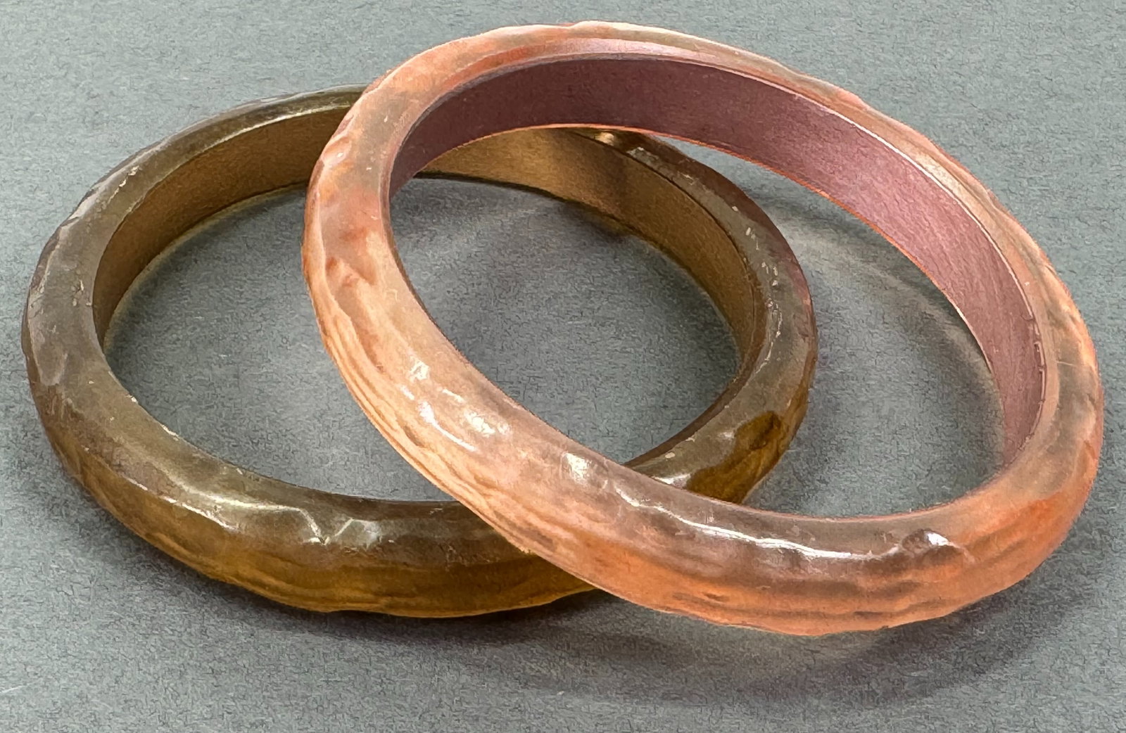 Vintage Alexix Bittar style mauve and golden plastic bracelet bangles .: Vintage Alexix Bittar style mauve and golden plastic bracelet bangles . Unmarked. For measures please refer to the picture taken with a measure tape. Weight: 31 grams. This is a NO RESERVE AUCTION: th