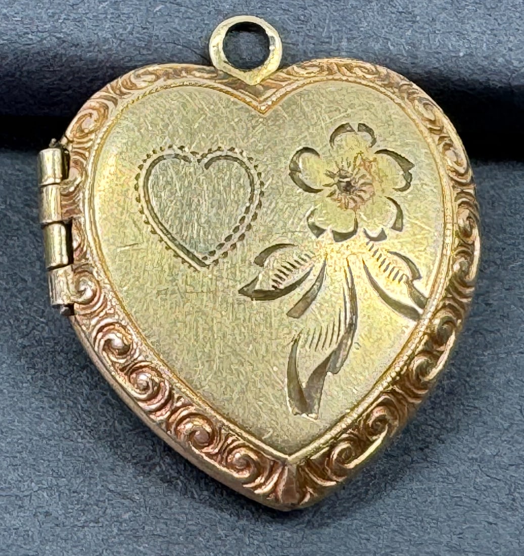 Vintage Ladifair blank monogram space 12K gold filled heart shaped locket pendant.: Vintage Ladifair blank monogram space 12K gold filled heart shaped locket pendant. Marked 1/20 12K GF.. For measures please refer to the pictures taken with a measuring tape. Weight: 3 Grams. This is 