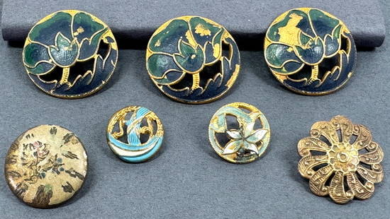 Antique Victorian Edwardian assorted enamel metal buttons . Lot of 7: Antique Victorian Edwardian assorted enamel metal buttons . Lot of 7 For measures please refer to the pictures taken with a measuring tape. Weight: 12 Grams. This is a NO RESERVE AUCTION: there are no