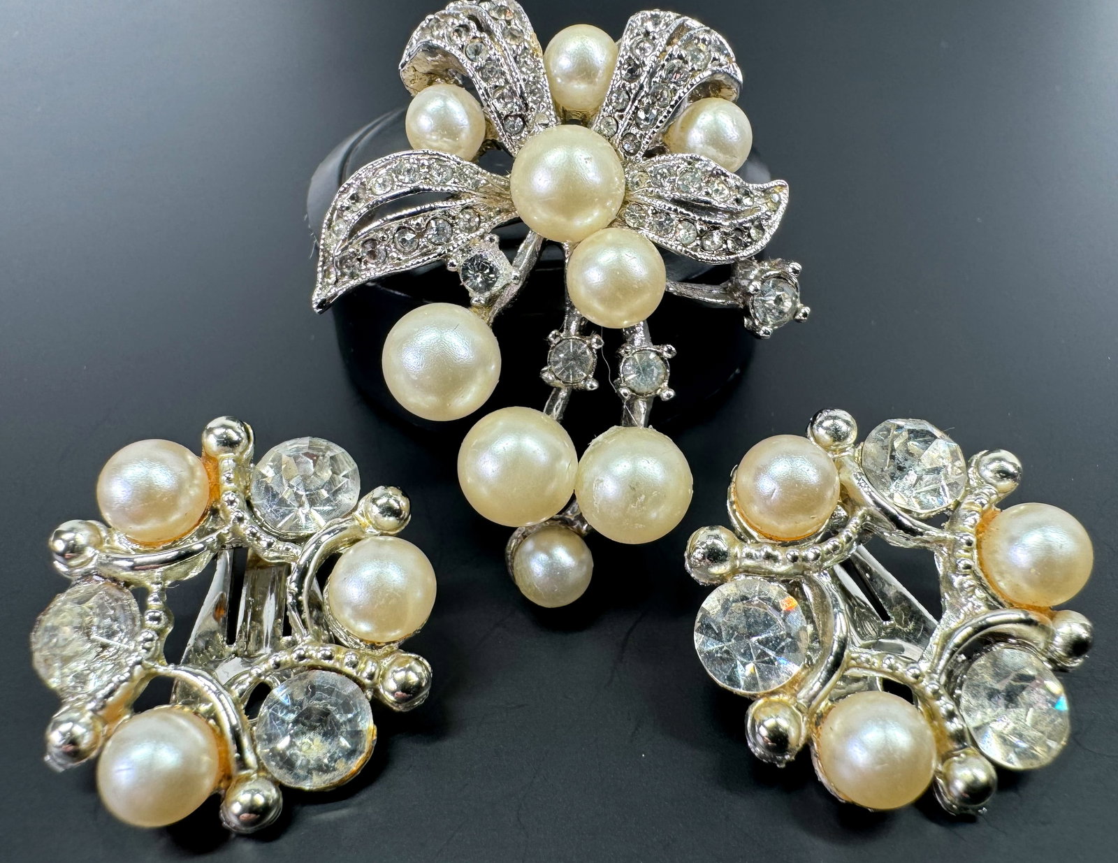 Vintage faux pearls & clear rhinestones silvertone brooch & earrings (1 of 9)