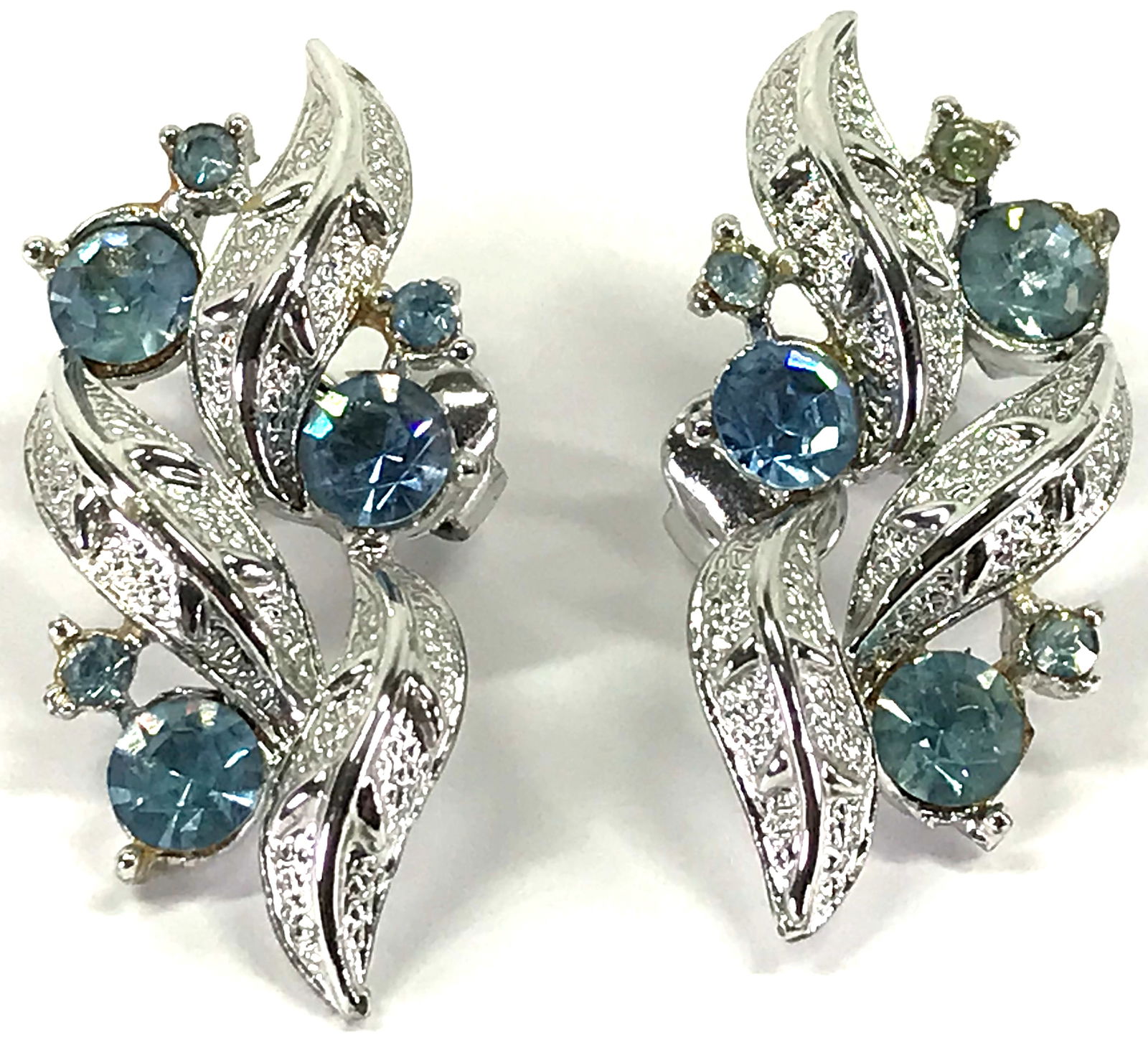 Vintage Coro sky blue crystals leaves silvertone earrings. (1 of 6)