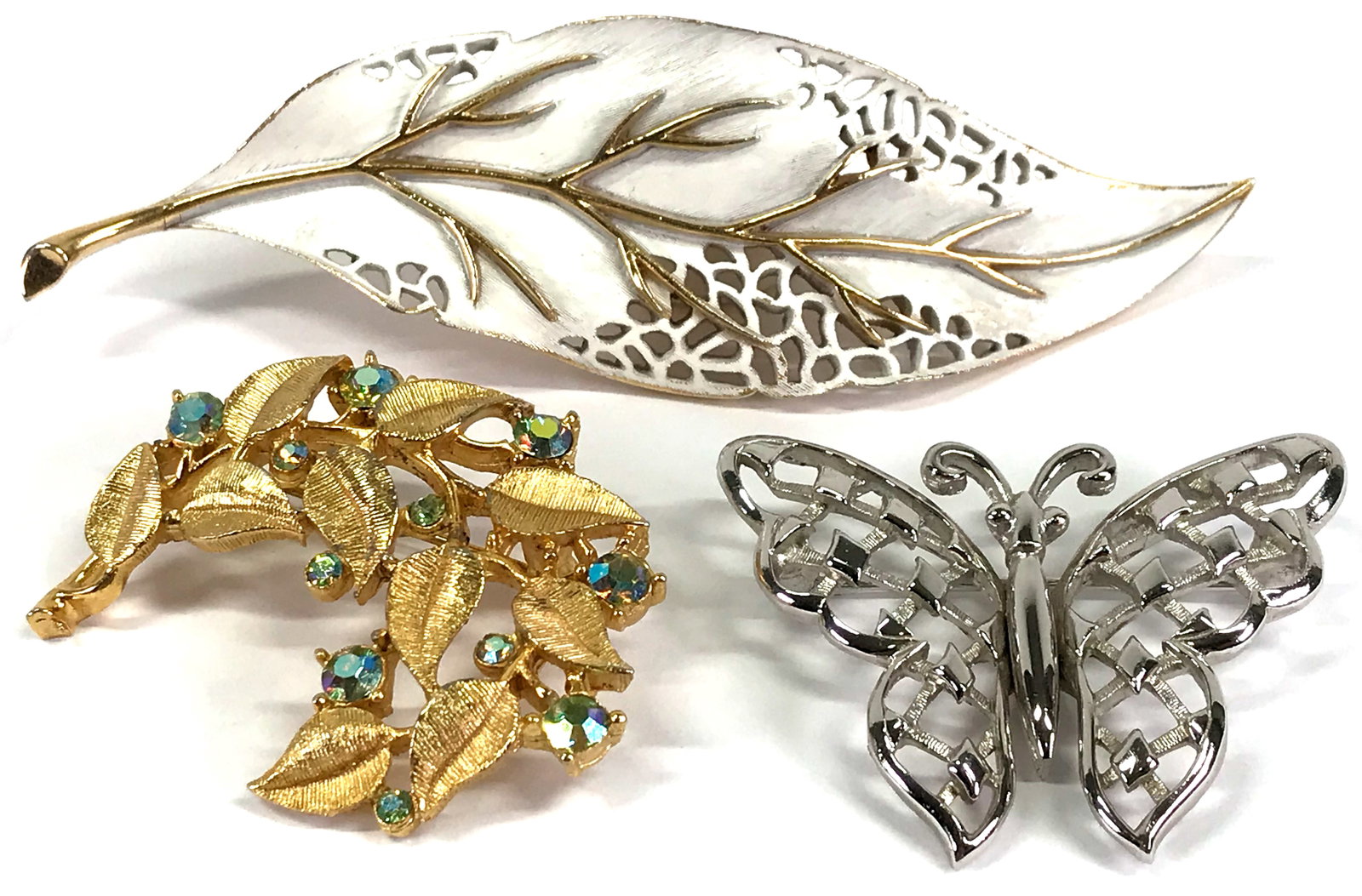 Vintage Crown Trifari Leaf, Feather & Butterfly Pin Brooches: Vintage Crown Trifari Leaf, Feather & Butterfly Pin Brooches. Signed. For measures please refer to the picture taken with a measuring tape. Weight: 43 Grams all. This is a NO RESERVE AUCTION: there ar