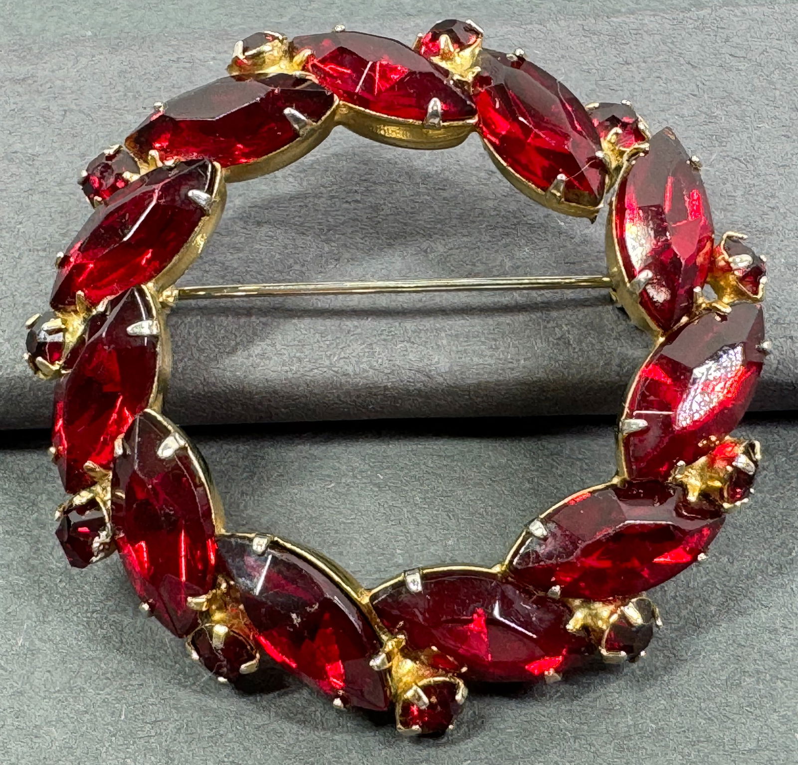 Vintage Juliana style cherry red crystals goldtone metal wreath pin brooch (1 of 5)