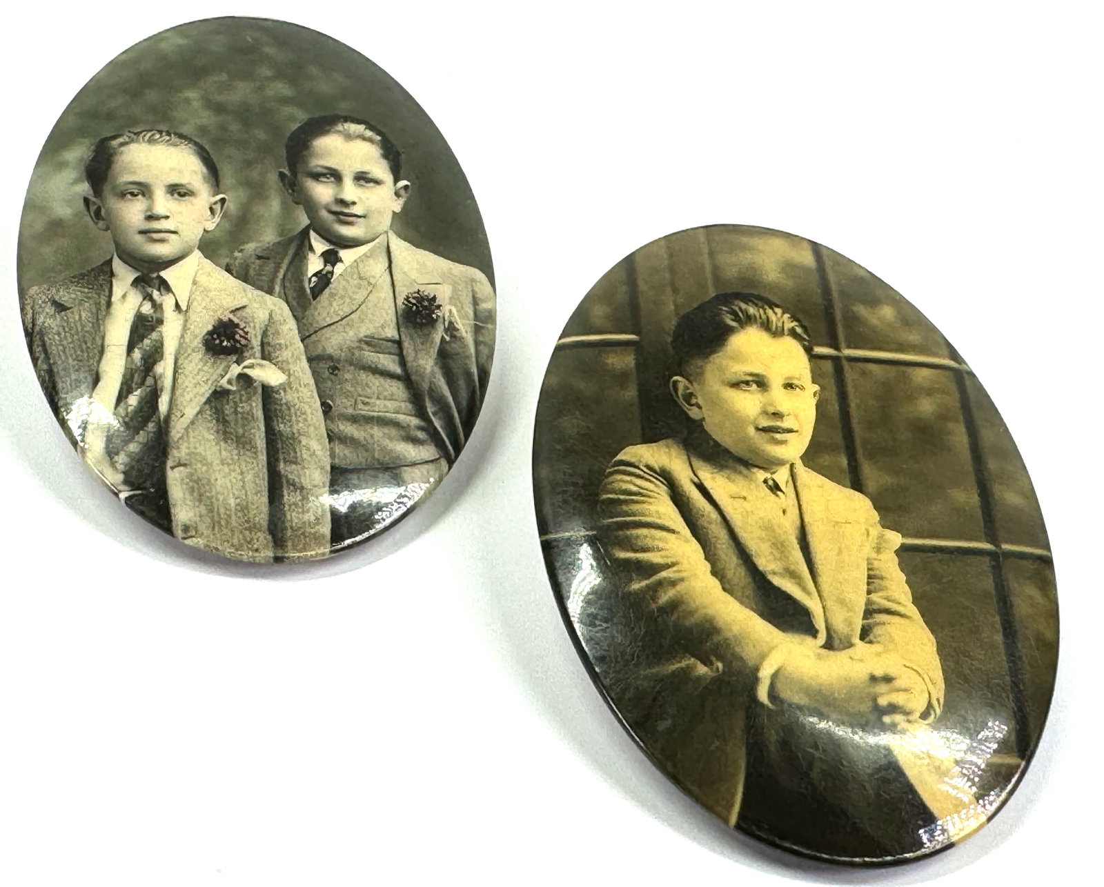 Antique b/w boy & colored boys celluloid photos pictures miniature oval mirrors.: Antique b/w boy & colored boys celluloid photos pictures pocket / purse miniature oval mirrors. For measures please refer to the pictures taken with a measuring tape. Weight: 40 Grams all . This is a 