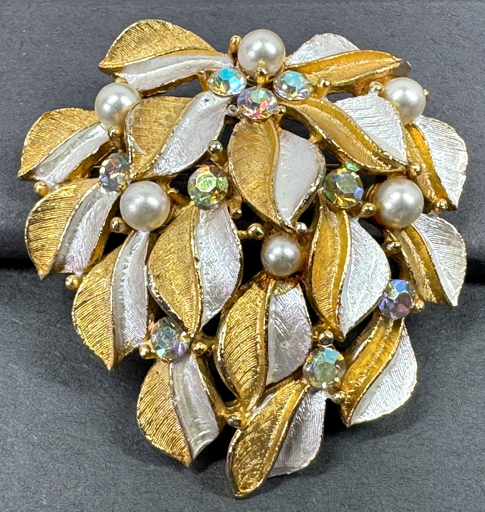 Vintage AB crystals & faux pearls goldtone & silvertone metal leaves pin brooch .: Vintage AB crystals & faux pearls goldtone & silvertone metal leaves pin brooch . Unmarked For measures please refer to the pictures taken with a measuring tape. Weight: 25 Grams. This is a NO RESERVE