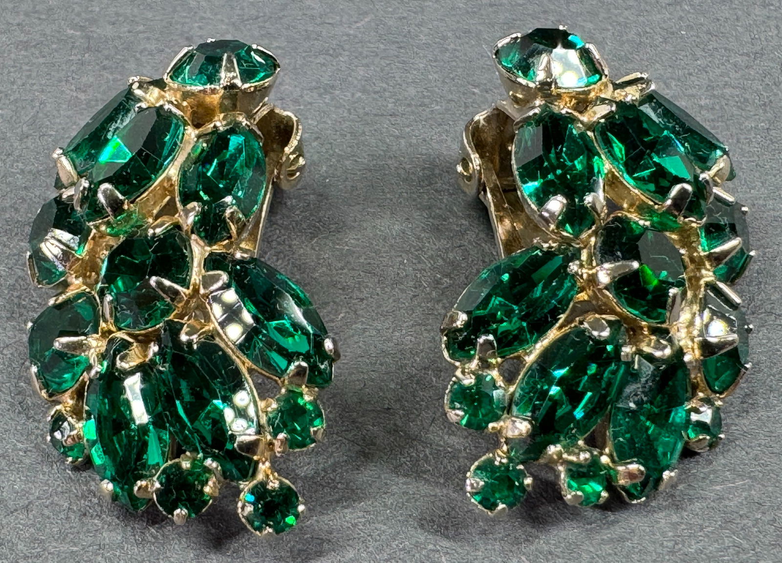 Vintage Weiss green crystals goldtone metal clip earrings. (1 of 6)