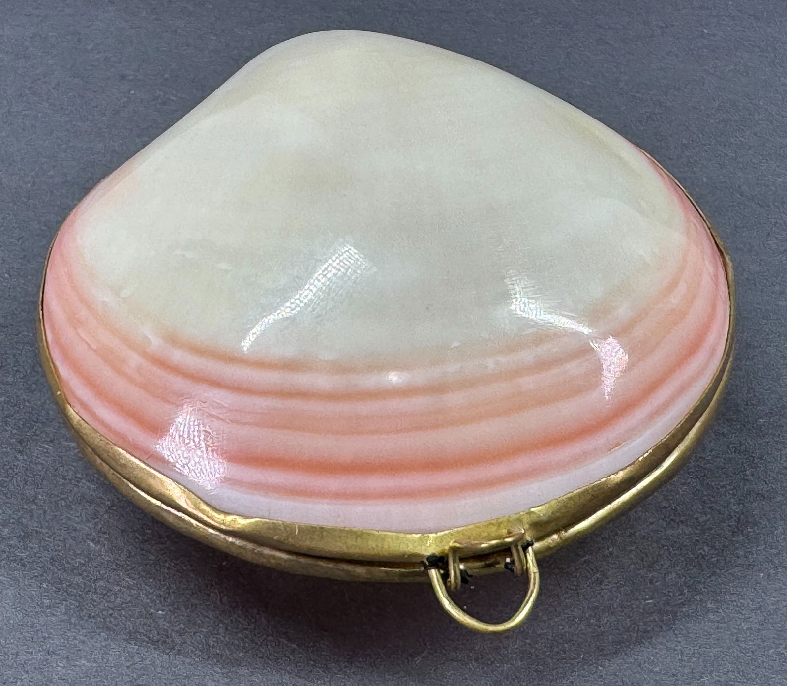 Vintage Victorian style genuine clam shell setting in a goldtone metal frame coin purse. (1 of 8)