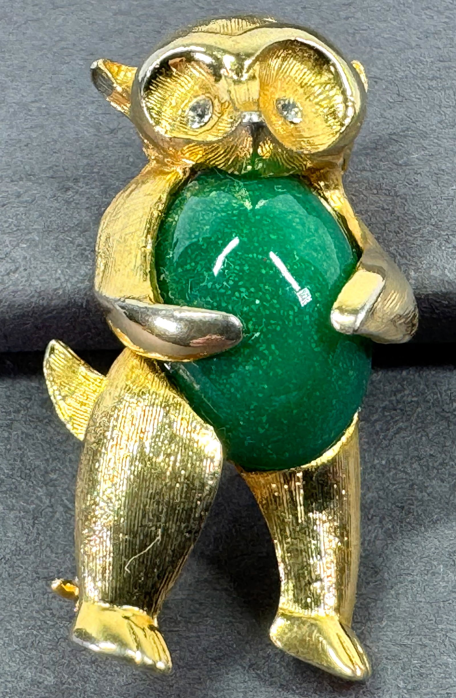 Vintage clear rhinestones eyes green plastic belly golden metal raccoon pin brooch.: Vintage clear rhinestones eyes green plastic belly golden metal raccoon pin brooch. Unmarked. For measures please refer to the pictures taken with a measuring tape. Weight: 10 Grams. This is a NO RESE