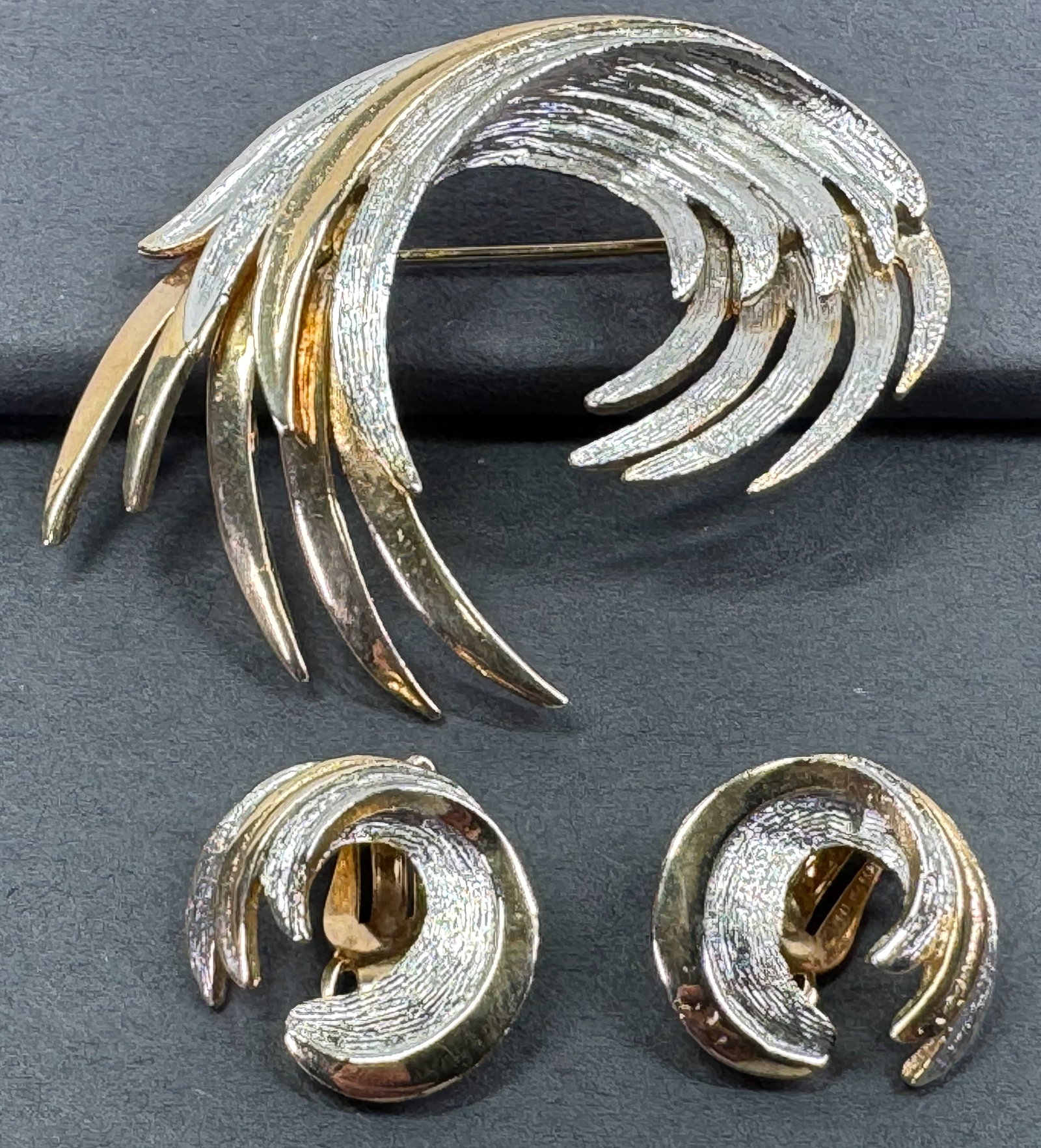 Vintage brush silvertone & polish goldtone feathers pin brooch & matching clip earrings.: Vintage brush silvertone & polish goldtone metal feathers pin brooch + matching clip earrings. Unmarked. For measures please refer to the pictures taken with a measuring tape. Weight: 21 Grams all. Th
