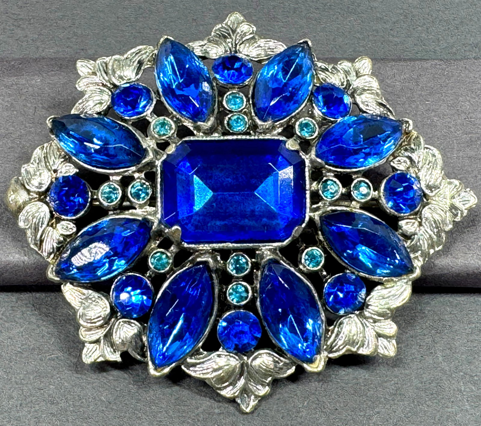 Vintage blue crystals silvertone pot metal flower & leaves big pin brooch. (1 of 6)