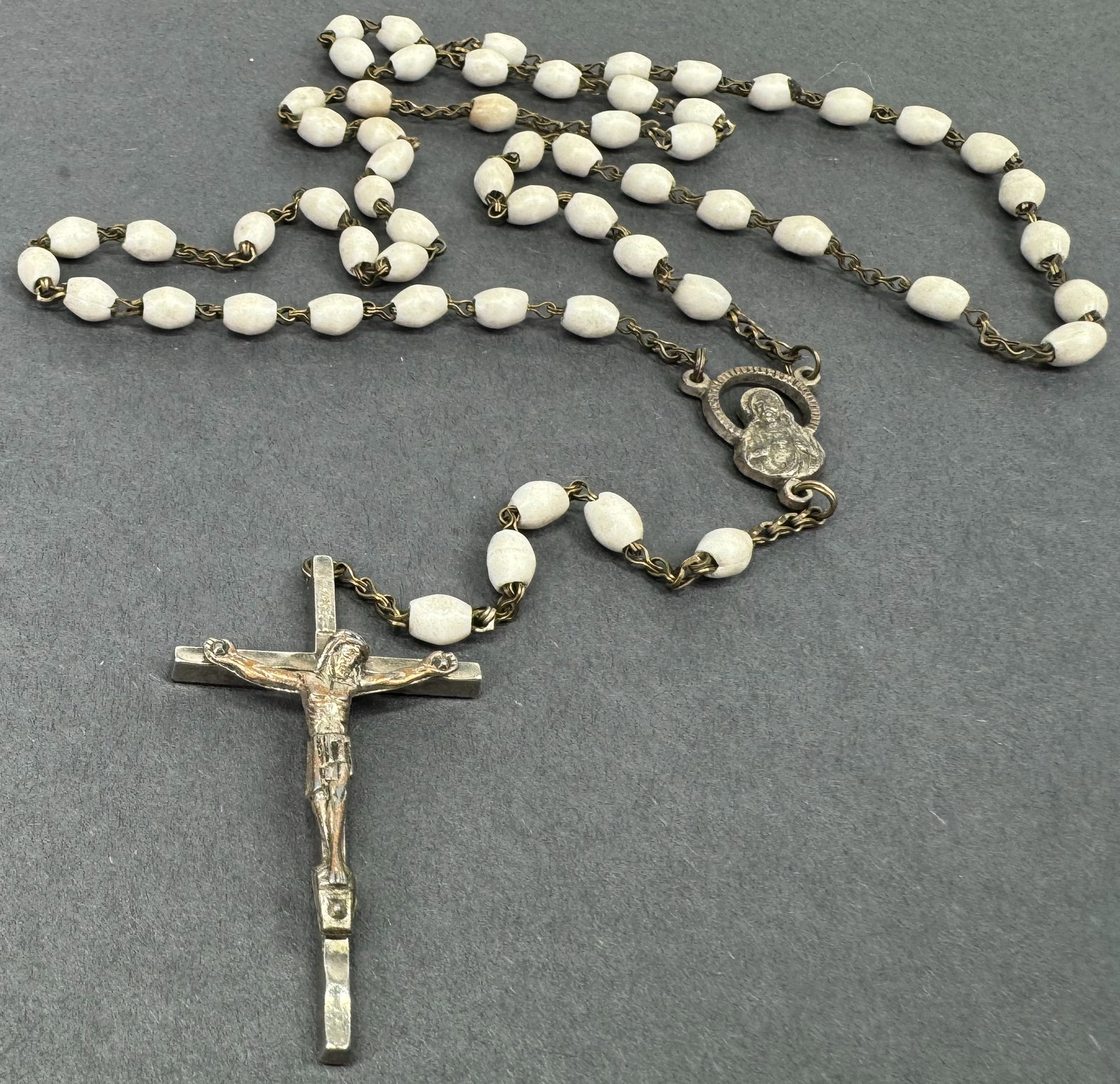 Vintage Italian Our Lady of Pompeii Jesus Sacred Heart silvertone metal off white plastic beaded: Vintage Italian Our Lady of Pompeii Jesus Sacred Heart silvertone metal off white plastic beaded Rosary. Marked Italy. For measures please refer to the pictures taken with a measuring tape. Weight: 17