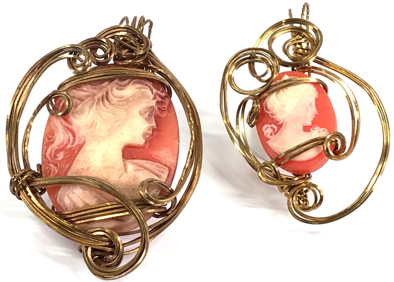 Vintage artsy brutalist gold filled wired plastic cameo pendants: Vintage artsy brutalist gold filled wired plastic cameo pendants. Lot of 2. Unmarked. For measures please refer to the picture taken with a measuring tape. Weight: 24 Grams all. This is a NO RESERVE A