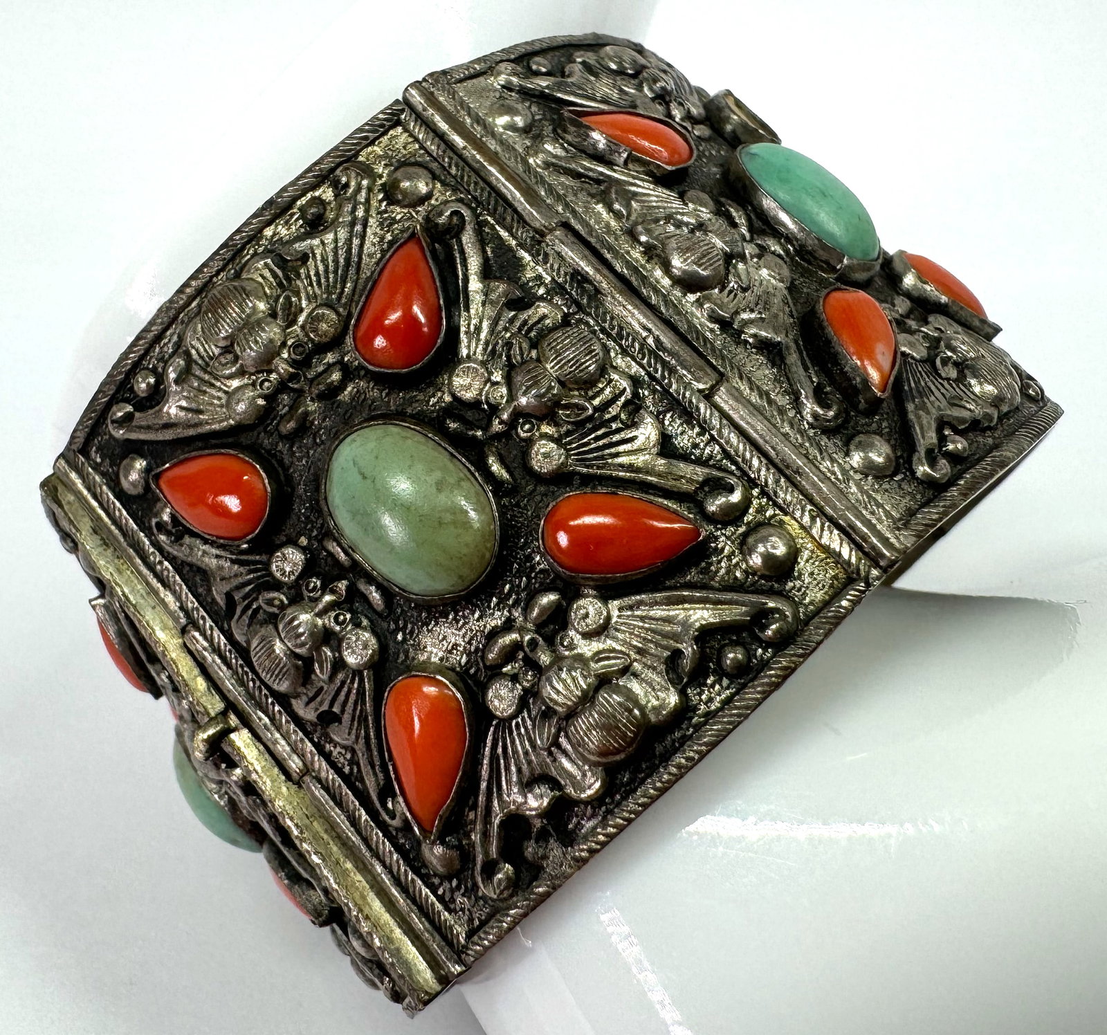 Vintage China Export turquoise & coral color cabs with bats motifs silvertone bracelet.: Vintage China Export turquoise & coral color cabs with bats motifs silvertone metal panel bracelet. Marked China. We could not determine the material of the cabs. For measures please refer to the pict
