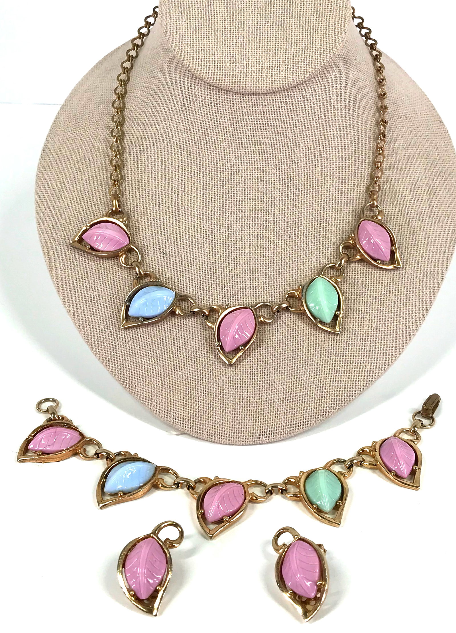 Vintage Czech Glass Leaves Necklace Bracelet Earrings Set: Vintage Czech molded color glass leaves beads gold tone metal collar necklace, bracelet and earrings set. Unmarked.For measures please refer to the picture taken with a measure tape. Weight : 85 Grams