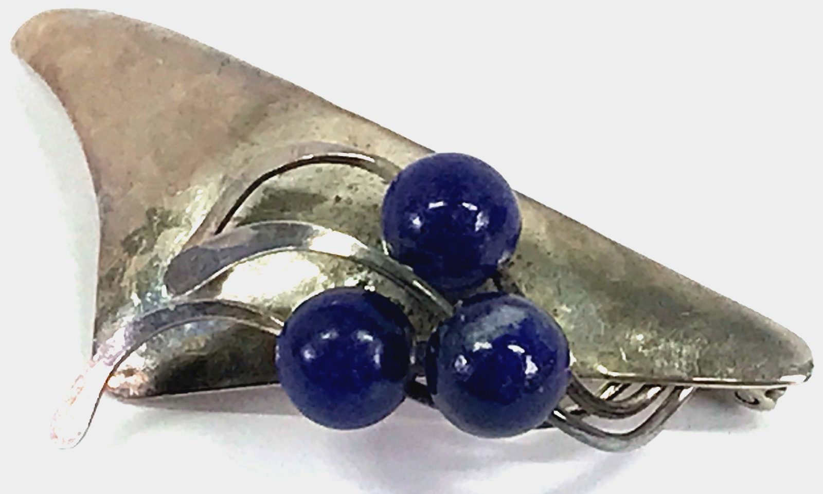 Vintage Artsy Brutalist Jean Newlin Lapis Hammered Sterling Brooch.: Vintage Artsy Brutalist Lapis Beads Hammered Sterling Silver Jean Newlin Pin Brooch. Marked Sterling Jean Newlin. For measures please refer to the picture taken with a measuring tape. Weight: 3.76 Gra