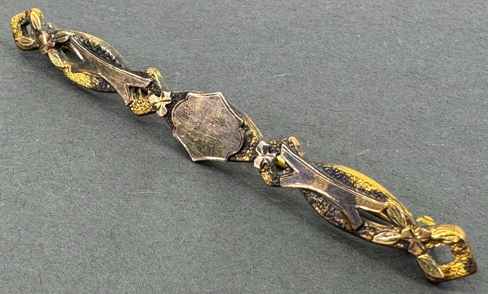 Antique victorian blank monogram space flowers & leaves gold filled pin brooch.: Antique victorian blank monogram space flowers & leaves gold filled pin brooch. Unmarked. For measures please refer to the pictures taken with a measuring tape. Weight: 5 Grams. This is a NO RESERVE A