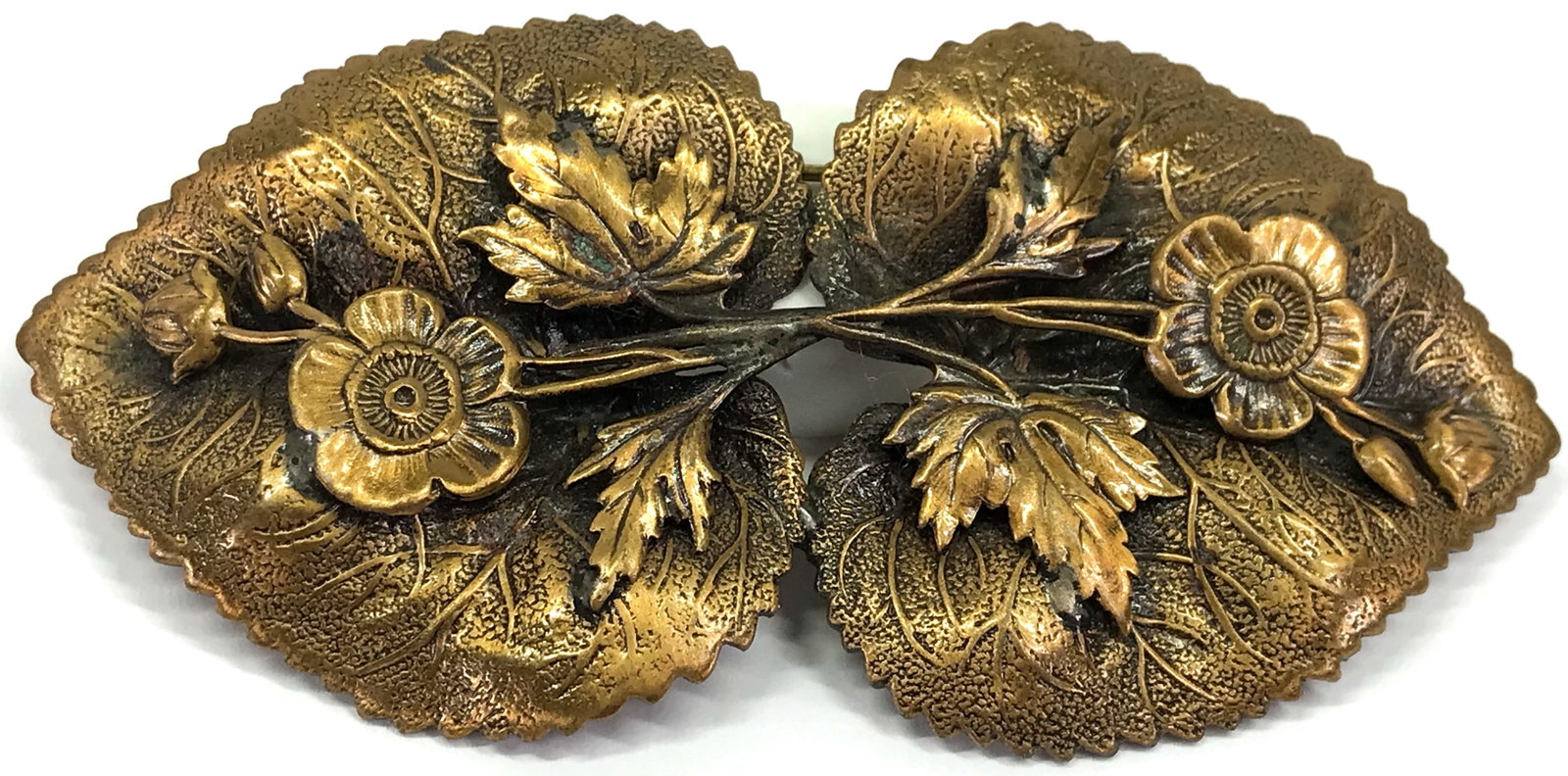 Vintage Czech flowers bouquet heart leaves goldtone large brooch.: Vintage Czech flowers bouquet heart shaped leaves goldtone metal large pin brooch. Unmarked For measures please refer to the picture taken with a measuring tape. Weight: 15 Grams.. This is a NO RESERV