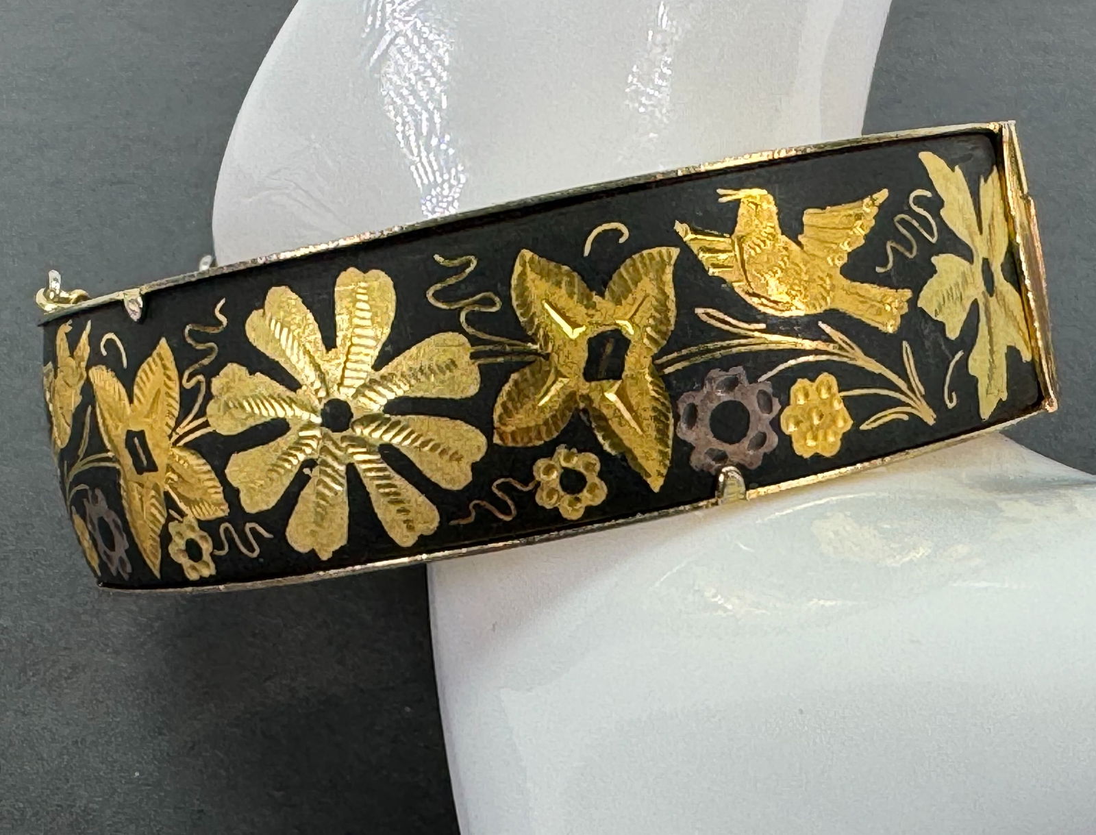 Vintage flowers & birds damascene goldtone metal hinged bracelet bangle (1 of 11)
