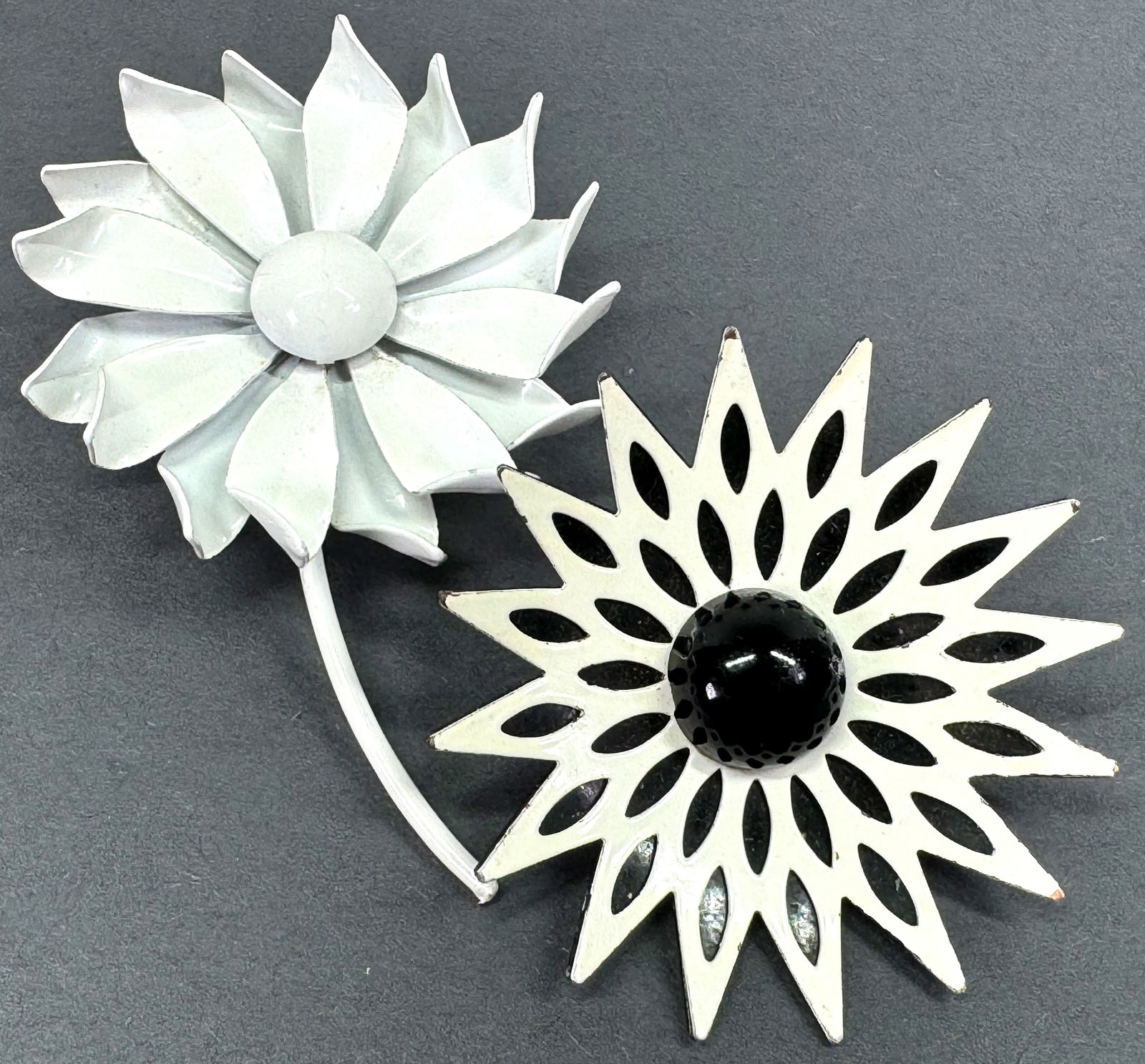 Vintage B&W on copper & white enamel metal flower pin brooches. (1 of 10)