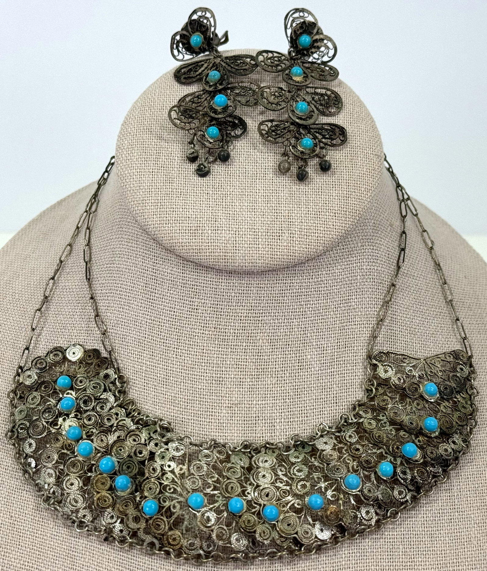 Vintage turquoise plastic cab filigree silvertone metal choker necklace & chandelier earrimgs: Vintage turquoise plastic cabs filigree silvertone metal choker necklace and chandelier clip on earrings. For measures please refer to the picture taken with a measure tape. Weight: 23 grams all. This