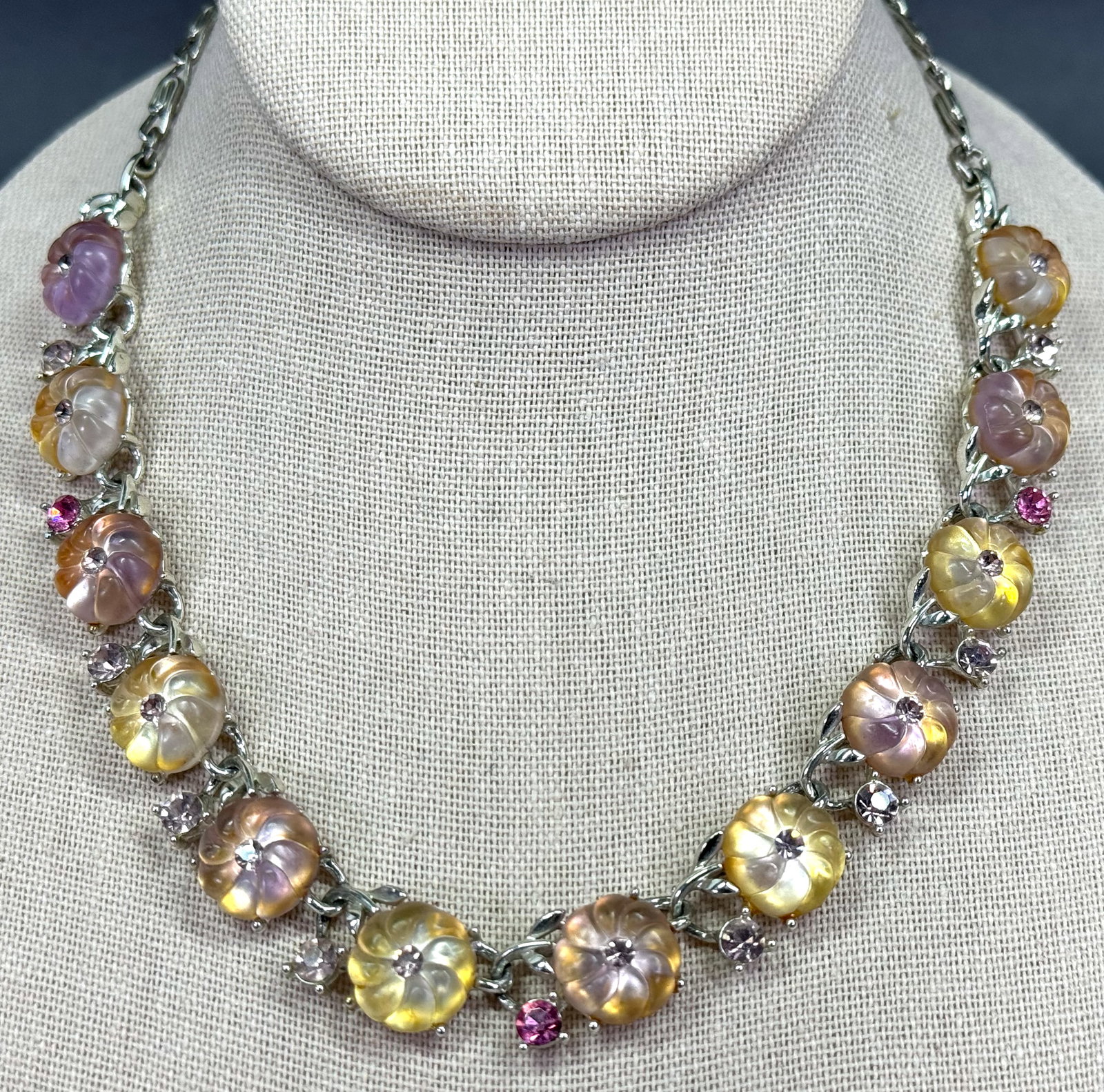 Vintage Lisner color vauxhall glass flowers and rhinestones silvertone metal collar necklace.: Vintage Lisner color vauxhall glass flowers and rhinestones silvertone metal collar necklace. Marked. For measures please refer to the pictures taken with a measuring tape. Weight: 37 Grams. This is a