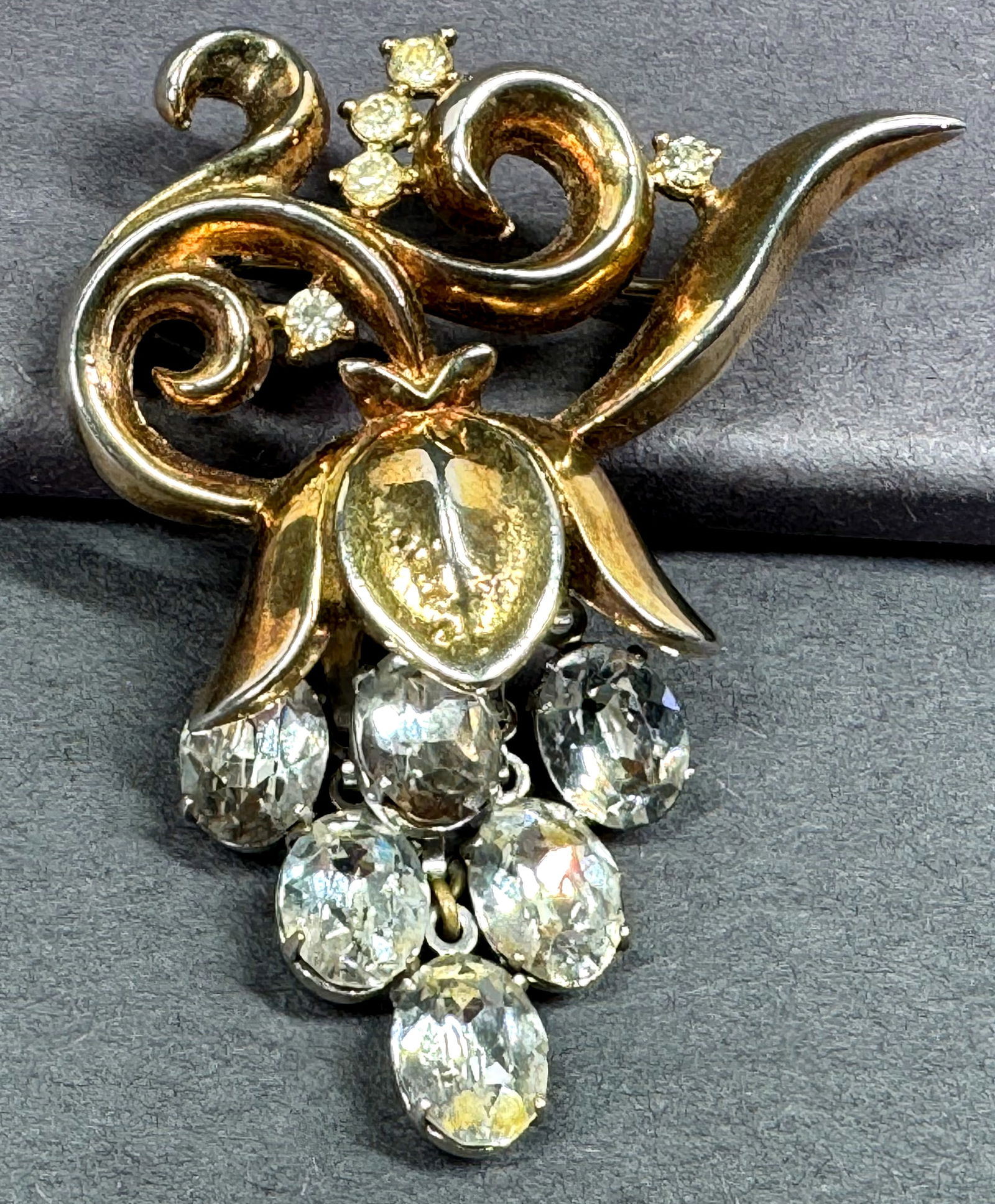 Vintage Alfred Philippe Trifari crystals silvertone & goldtone grape cluster articulated pin brooch. (1 of 13)