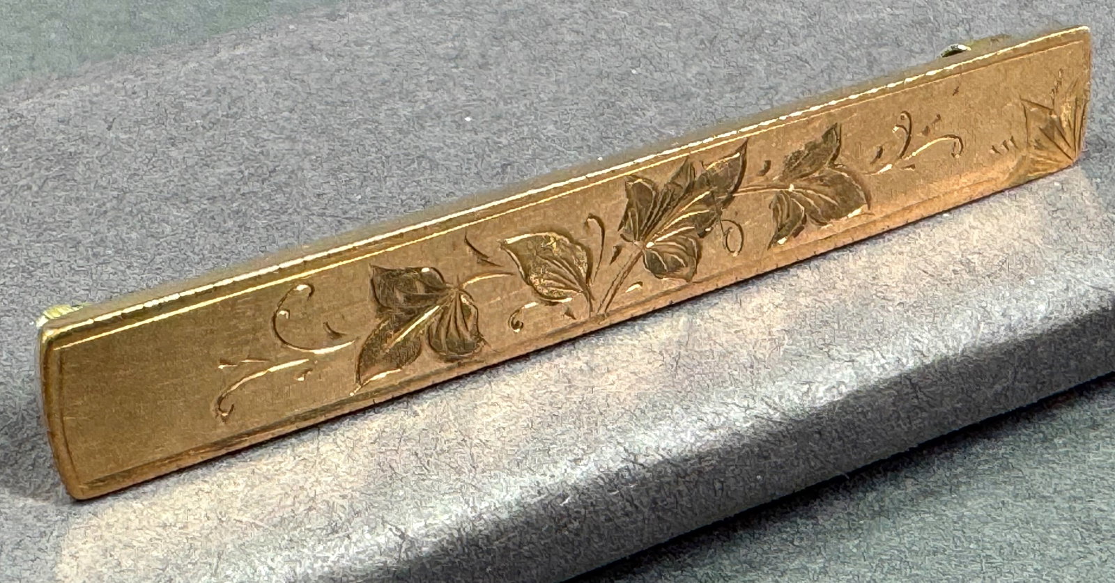 Antique decorated with wine leaves gold filled barrette pin brooch.: Antique decorated with wine leaves gold filled barrette pin brooch. Unmarked. For measures please refer to the pictures taken with a measuring tape. Weight: 5 Grams. This is a NO RESERVE AUCTION: ther
