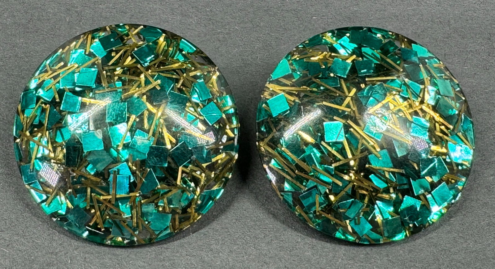 Vintage golden & green mirrored confetti dome rounded lucite big clip earrings.: Vintage golden & green mirrored confetti dome rounded lucite big clip earrings. Unmarked. For measures please refer to the pictures taken with a measuring tape. Weight: 21 Grams. This is a NO RESERVE 